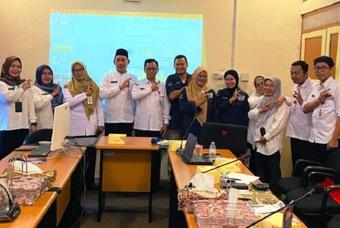Foto bersama para pimpinan Dinas Pendidikan Kota Semarang dengan Pengurus Desa Wisata Jatirejo usai kegiatan sosialisasi