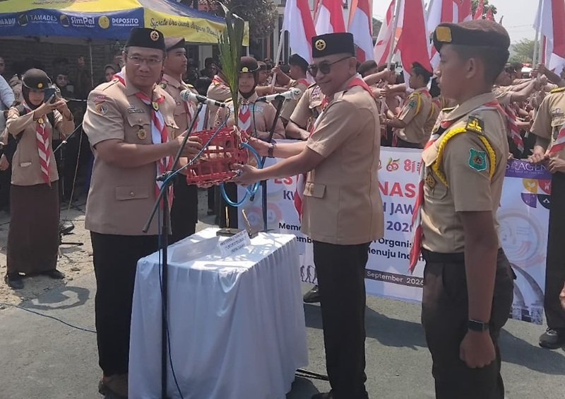 Bupati Sragen Sigit Pamungkas menyerahkan Tunas Kelapa kepada Ketua Kwarcab Gerakan Pramuka Karanganyar Kurniadi Maulato. Bupati Sragen Sigit Pamungkas menyerahkan Tunas Kelapa kepada Ketua Kwarcab Gerakan Pramuka Karanganyar Kurniadi Maulato.