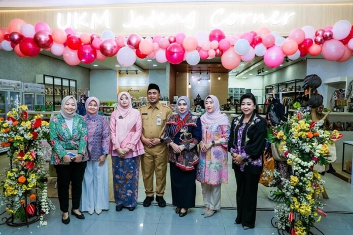 Wakil Gubernur Jateng Taj Yasin Maimoen ketika meresmikan UKM Jateng Corner di Bandara Ahmad Yani Semarang, Selasa (1/9/2026).