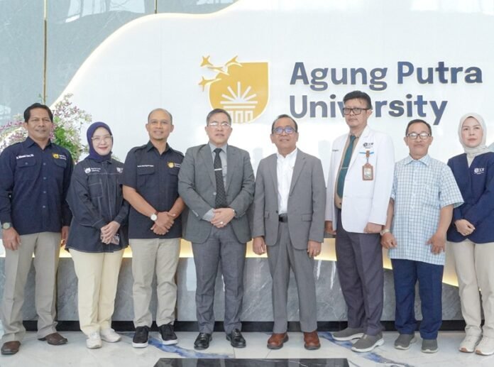 President of APU Foundation, Prof. Dr. dr. Agung Putra, M.Si.Med (empat kiri) dan Menteri Koordinator Bidang Pembangunan Manusia dan Kebudayaan (Menko PMK) RI, Prof. Pratikno (empat kanan) ketika hadiri PKKMB Agung Putra University (APU) di Kampus APU Semarang