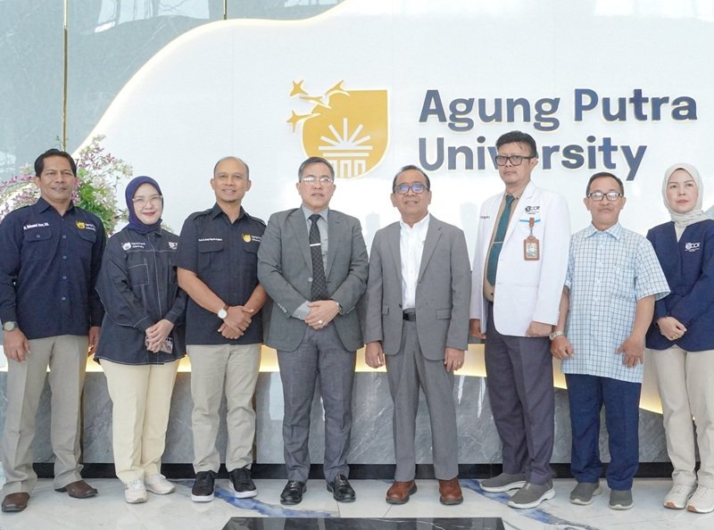 President of APU Foundation, Prof. Dr. dr. Agung Putra, M.Si.Med (empat kiri) dan Menteri Koordinator Bidang Pembangunan Manusia dan Kebudayaan (Menko PMK) RI, Prof. Pratikno (empat kanan) ketika hadiri PKKMB Agung Putra University (APU) di Kampus APU Semarang President of APU Foundation, Prof. Dr. dr. Agung Putra, M.Si.Med (empat kiri) dan Menteri Koordinator Bidang Pembangunan Manusia dan Kebudayaan (Menko PMK) RI, Prof. Pratikno (empat kanan) ketika hadiri PKKMB Agung Putra University (APU) di Kampus APU Semarang
