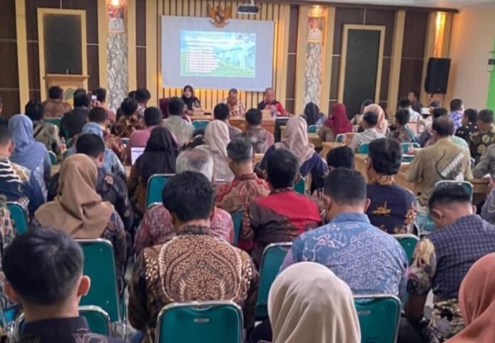 Dinsos Karanganyar memberikan pembekalan kepada operator desa terkait mekanisme masa sanggah.