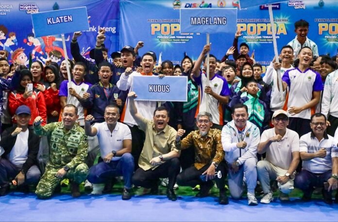 Gubernur Jateng Ahmad Luthfi ketika bersama Kontingen Kudus pada pembukaan Popda Jateng 2026 di GOR Jatidiri Semarang Gubernur Jateng Ahmad Luthfi ketika bersama Kontingen Kudus pada pembukaan Popda Jateng 2026 di GOR Jatidiri Semarang Selasa (1/9/2026)