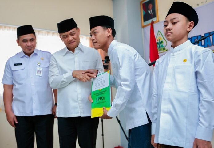 Gubernur Jateng Ahmad Luthfi dan Wakil Gubernur Taj Yasin Maimoen ketika menyapa peserta Pelatihan Peningkatan Kompetensi Calon Peserta MTQ Nasional XXXI di Asrama Haji Transit Manyaran, Kota Semarang, Rabu (2/9/2026).(Foto:ist)