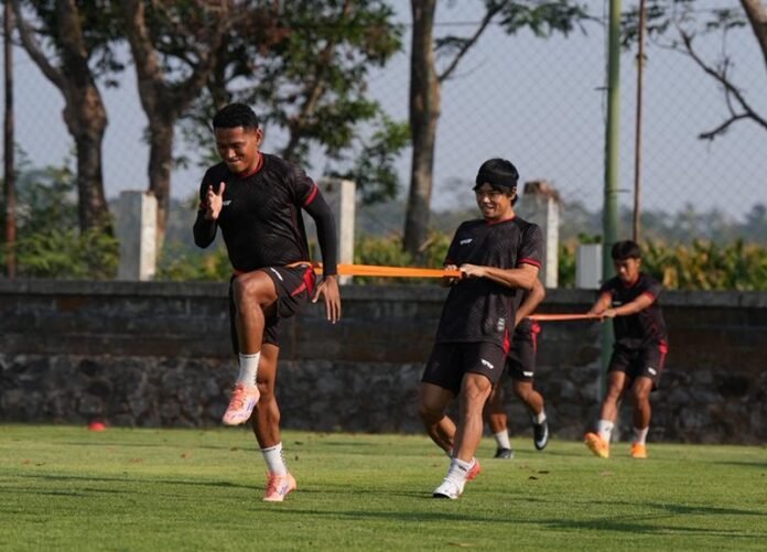 Gelandang asing Java United FC Kei Hirose ketika latihan bersama rekannya. Gelandang asing Java United FC Kei Hirose ketika latihan bersama rekannya.