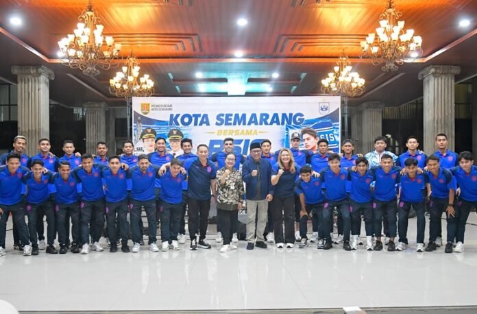 Wali Kota Semarang Agustina Wilujeng Pramestuti dan tim PSIS Semarang