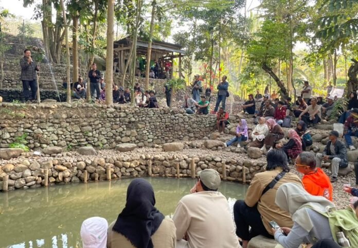 Semar Gugat ketika lakukan aksi penolakan proyek geothermal Gunung Ungaran di Camp Kendalisodo Bawen Kab Semarang (Foto:ist)