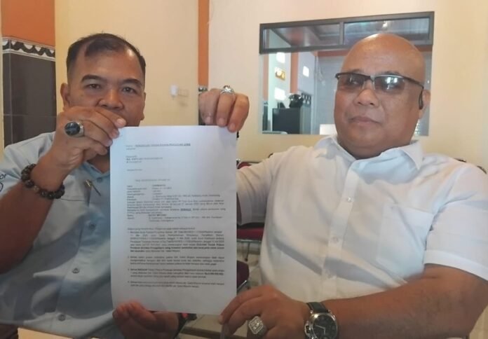 Kuasa Hukum korban dugaan penipuan dan penggelapan investasi bodong, Zainal Arifin menunjukkan laporan dugaan TPPU yang dilakukan tersangka.