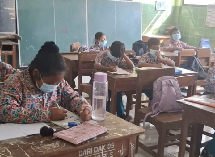 Siswa SDN 2 Desa Plesungan Kecamatan Gondangrejo, menggunakan masker saat mengikuti pelajaran.