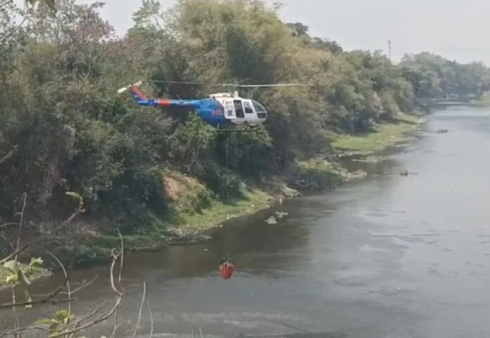 Helikopter polisi ketika akan mengambil air untuk pemadaman TPA Putri Cempo (Foto:ist)