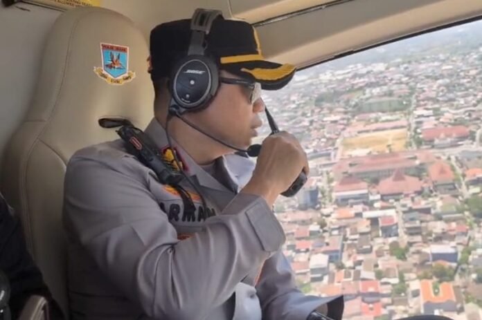 Kapolres Karanganyar AKBP Arman Sahti melakukan pemantauan kebakaran TPA Putri Cempo dari udara. (Foto: ist)