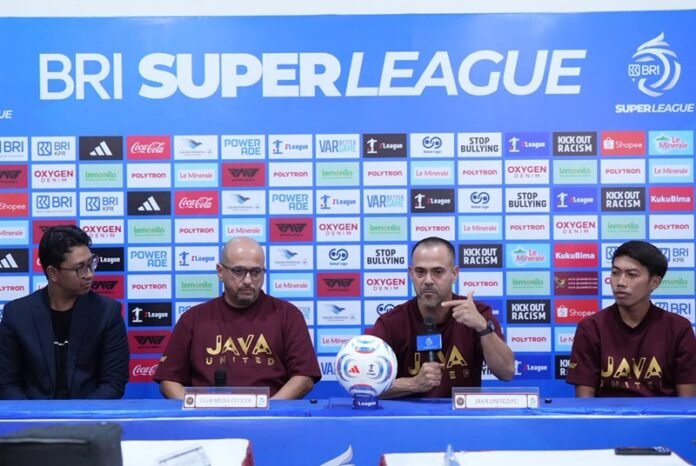 Pelatih Java United FC Fabio Lefundes dan pemain Riyan Ardiansyah