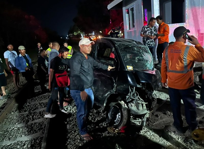 Kondisi mobil yang tertabrak KA Majapahit Kondisi mobil yang tertabrak KA Majapahit (Foto:ist)