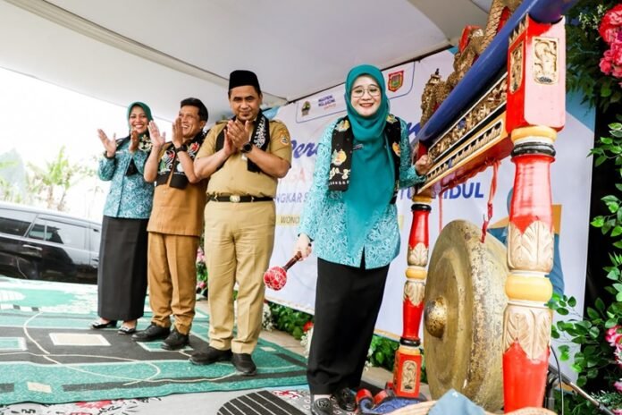 Wakil Gubernur Jateng Taj Yasin Maimoen dan Ketua PKK Jateng Nawal Arafah Yasin ketika peluncuran Kelompok Usaha Berbasis Keluarga (Kapulaga) di Desa Butuh Kidul, Kecamatan Kalikajar, Wonosobo