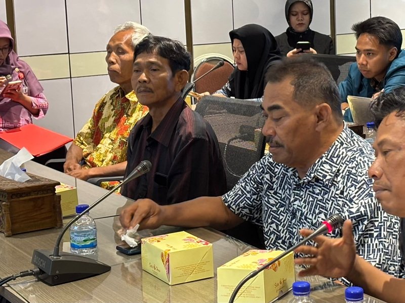 Imam Supono, M Akwan dan Parjono warga Kampung Gombel Lama, saat melakukan audiensi dengan Komisi C DPRD Kota Semarang. (Foto: Kamal) Imam Supono, M Akwan dan Parjono warga Kampung Gombel Lama, saat melakukan audiensi dengan Komisi C DPRD Kota Semarang. (Foto: Kamal)